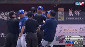 ▲陳金鋒、陳連宏衝上場與裁判理論。（圖／翻攝自CPBLTV）