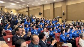 韓國總統大選  共同民主黨選情中心歡呼韓國共同民主黨設於國會議員會館大會議室的選情中心在出口民調結果出爐的瞬間爆出巨大歡呼聲，慶祝共同民主黨候選人李在明大幅勝出。中央社記者廖禹揚首爾攝  114年6月3日