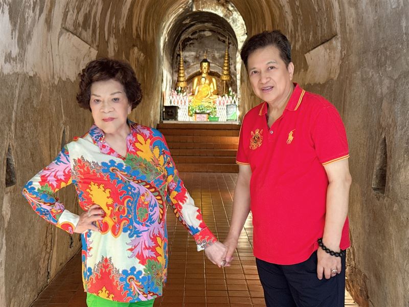周遊（左）、李朝永到泰國過端午節。（圖／李朝永提供）