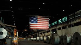 ▲6月4日美國對全球鋼鋁課徵50％關稅生肖，同時美國境內重要鋼鐵併購案邁出重大里程碑。（圖／翻攝白宮YT）