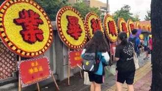 浮誇畢業禮！「花圈、烤鴨花束」慶賀畢業