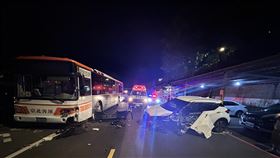 新店區晚間8時許發生嚴重車禍。（圖／翻攝畫面）