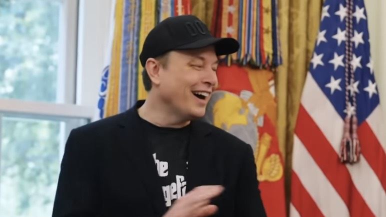 馬斯克帶著右眼烏青的笑容接過金鑰匙，但馬上衝回工作崗位加速抵達火星。（圖／翻攝自白宮YT）