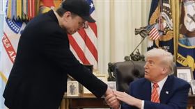 ▲特斯拉執行長馬斯克離開白宮後，旗下三大事業體都有重要進展。（圖／翻攝白宮YT）