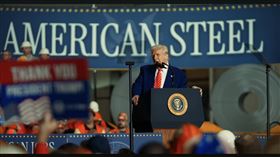 ▲川普重振鋼鐵業支持日鋼併U.S. Steel，此舉認為利多，但帶有叛逆精神的《Axios》做出質疑。（圖／翻攝白宮YT）