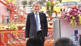 吳東進想拿新光三越卻礙於日方不支持，轉向力挺么弟吳東昇。