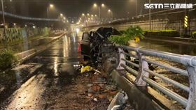 新北市,新店區,橋墩,老翁,車禍,自撞,新北環快道路,中安橋▲圖片描述。（圖／翻攝畫面）