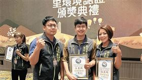 喬天鼎（左）傳出有望參選新北市議員更上一層樓，爆發砲兵團事蹟後，有陰謀論在流傳。（翻攝自仁愛里里長蔡伯健臉書）