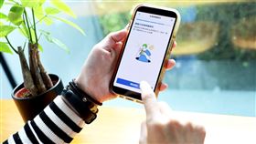 ▲南山人壽率先啟用「金融Fast-ID」行動投保解決方案，以生物辨識取代傳統簽名，提供全新數位授保體驗。。（圖／南山人壽提供） 