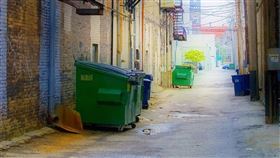 2名街友躲垃圾桶裡過夜，卻不慎被倒入垃圾車中。（示意圖／Pixabay／Image by tcausley）
