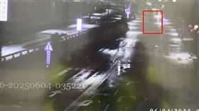 黃翁開車自撞橋墩瞬間。（圖／翻攝畫面）