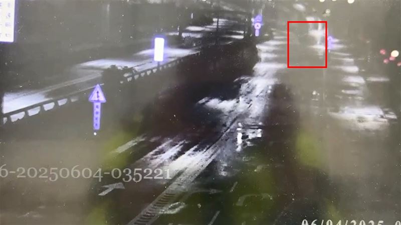 黃翁開車猛撞橋墩瞬間(紅框)。(圖/翻攝畫面)