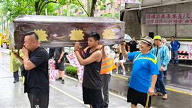 ▲中華民國柴油車運輸總會今起連四天包圍交通部抗議，現場放有棺材靈獅。（圖／業者提供）