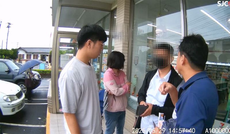 員警設局假裝約超商面交，立即逮捕前來取款的洪姓車手。(圖／翻攝畫面)
