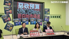 ▲民進黨立院黨團於黨團記者室召開輿情回應記者會。幹事長吳思瑤（中）及立委李坤城（左）、鍾佳濱（右）出席。（圖／記者詹宜庭攝影）