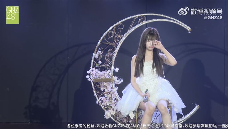 唐果淚灑舞台。（圖／翻攝自微博）