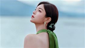 ▲陳妍希發出在洱海的照片，狀態超好受到網友大讚。（圖／翻攝自微博）