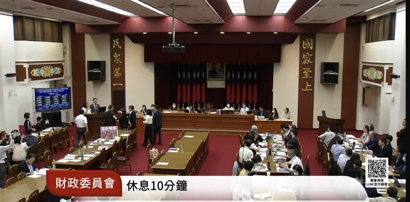 藍綠白立委今在財委會爆發激烈衝突，現場罵聲四起。（圖／翻攝自YT＠國會頻道）
