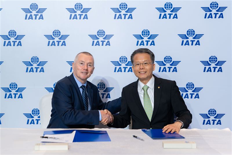 長榮航空總經理孫嘉明(右)和IATA理事長威利.沃爾什(左)於第81屆IATA年度大會及世界航空運輸高峰會,共同簽署合作協議,長榮航空正式成為「亂流感知平台」成員。(圖/長榮航空提供)