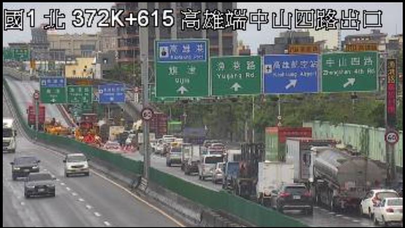 目前除下中山路尚可通行外，漁港路匝道還在處理車禍中，警方呼籲用路人盡快改道。（圖／翻攝畫面）