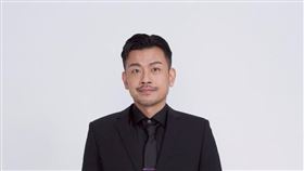 77老大當年卸下中醫師身份，加入成為直播主，之後成為YouTuber，開啟網紅事業（圖／17LIVE提供）