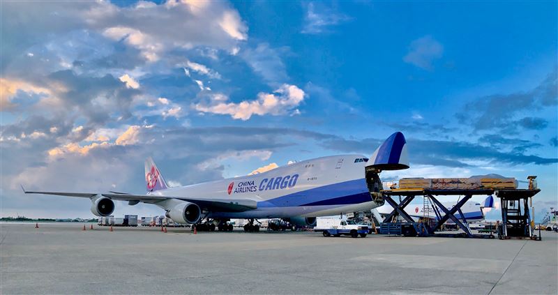 中華航空與國際貨運分銷整合平台 WebCargo by Freightos 及 cargo.one 合作,提供艙位搜尋、即時報價、線上訂艙等一站式服務。(圖/中華航空提供)