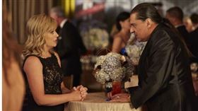 美國原住民演員喬納森·喬斯(右)傳出被槍殺身亡。(圖／翻攝自NBC）