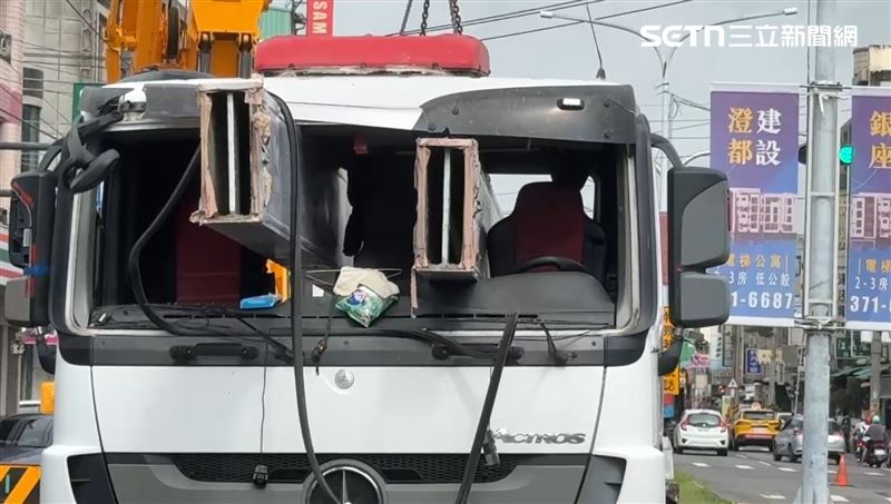 2根超巨鋼樑從後車斗穿破曳引車鈑金，駕駛差一公分爆頭。（圖／翻攝畫面）