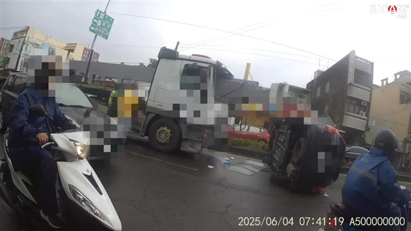 休旅車疑似超車不慎，遭後方曳引車撞上翻車。（圖／翻攝畫面）