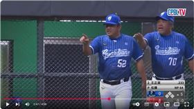 ▲富邦悍將總教練陳金鋒、首席教練陳連宏上場抗議妨礙守備判決。（圖／翻攝自CPBLTV）