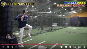 ▲中信兄弟總教練平野惠一對決王建民發球機。（圖／翻攝自中信兄弟YouTube頻道）