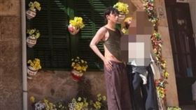 小哈利穿肚兜上街。（圖／翻攝自微博）