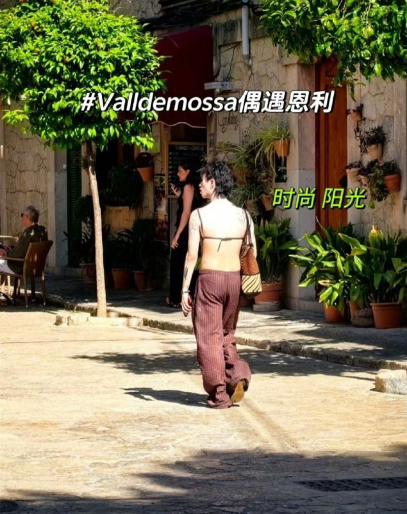 小哈利背面全裸。（圖／翻攝自微博）