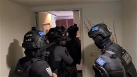 警方攻堅破獲詐騙集團，現場查扣證物等。（圖／翻攝畫面）