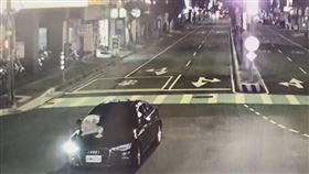 男子趴在引擎蓋上，沒多久遭甩飛。（圖／翻攝畫面）