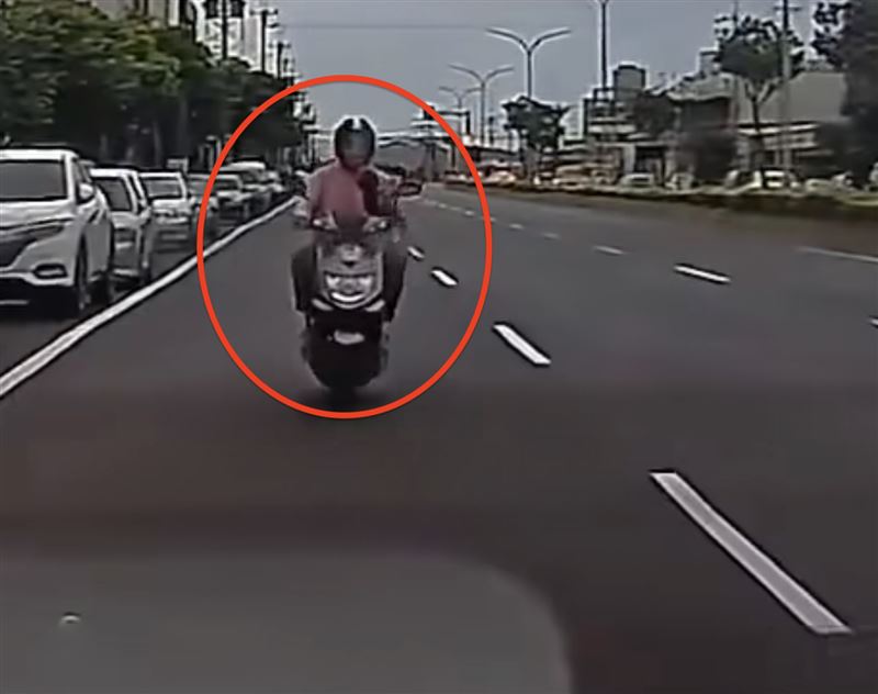 騎士撞上車子前疑似在滑手機。（圖／翻攝畫面）