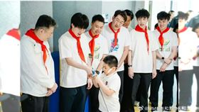 林昀儒出席活動被戴上紅領巾。（圖／翻攝自微博）