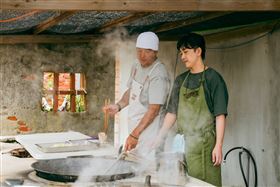 施名帥（右）重返澎湖魚灶，協助李銘順料理。（圖／公視提供）