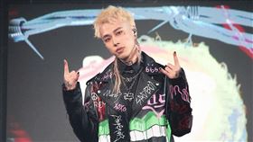 阿夜（Marz23）因為確診暫停所有演藝活動。（圖/華納提供）