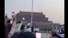 六四天安門,升旗,中共，男子被架走。（圖／翻攝自李老师不是你老师X帳號@whyyoutouzhele）