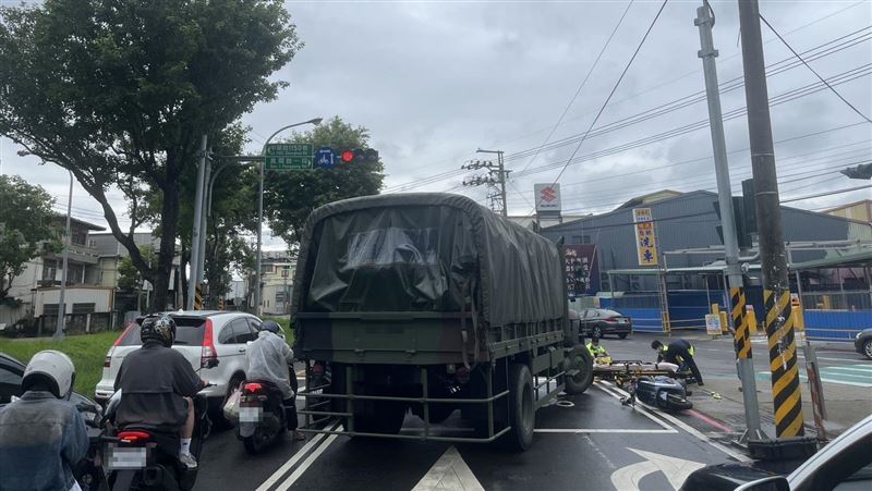新/陸軍特指部軍卡撞摩托車 現場畫面曝