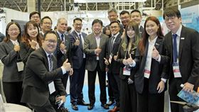 ▲工研院參展Japan Drone臺灣館，展示包括長航時燃料電池無人機、物流無人機、AI無人機隊系統等六大技術，期望開啟臺日產業合作。圖中為工研院院長劉文雄與團隊合影。。（圖／工研院提供） 