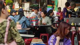 3月CPI年增率2.29%（3）主計總處8日公布3月消費者物價指數（CPI）年增率為2.29%，其中民眾關注的外食費漲幅仍高，達3.26%，而扣除蔬果、能源後的核心CPI則為1.63%。圖為民眾在台北市迪化街商圈小吃店用餐。中央社記者裴禛攝  114年4月8日