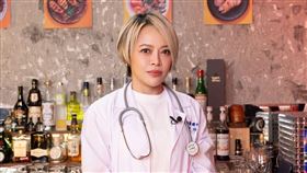 戴愛玲與小賴共同打造YouTube節目《Dr.愛玲啊的愛情診療室》。首集邀請到閨密楊謹華（圖／華納音樂提供）