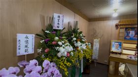 「永遠勝利」的花籃已被移除。（圖／民眾提供）