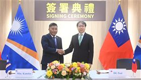 ▲國安局長蔡明彥與馬紹爾群島共和國外交暨貿易部部長康仁德（Kalani R. Kaneko），共同簽署《安全合作意向書》（LOI）。（圖／國安局提供） 
