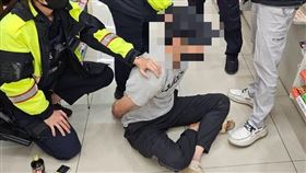 屏東枋山寺廟土地公遭竊 警方超商逮捕竊嫌屏東縣枋山鄉一間寺廟土地公神像19日遭竊，警方獲報後展開追查，在枋寮市區發現林姓犯嫌車輛圍捕，犯嫌拒捕衝撞警車後逃逸，警方20日凌晨於枋寮鄉某超商逮捕林嫌。（屏東縣警察局枋寮分局提供）中央社記者黃郁菁傳真  114年1月20日