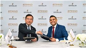 ▲星宇航空（STARLUX Airlines）與阿提哈德航空（Etihad Airways）昨（3）日於國際航空運輸協會（IATA）第81屆年會正式簽署共掛班號合作協議。（圖／星宇航空提供） 