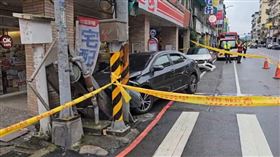 基隆發生肇逃事故，超商前汽車被撞、天然瓦斯管破損外露。（圖／翻攝畫面）