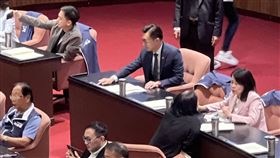 ▲2028完成無煤中火，109席出席贊成59 反對50，江啟臣投贊成票（圖／記者蘇晏男攝影）